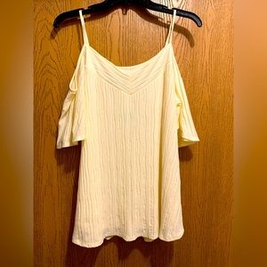 NWT Kaileigh cold shoulder top. Size L